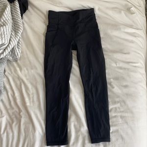 Lululemon leggings black 25’ cropped